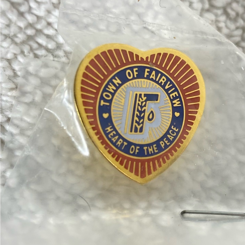 5/$35 Vintage Town Of Fairview Heart Of The Peace Enamel Souvenir Pin